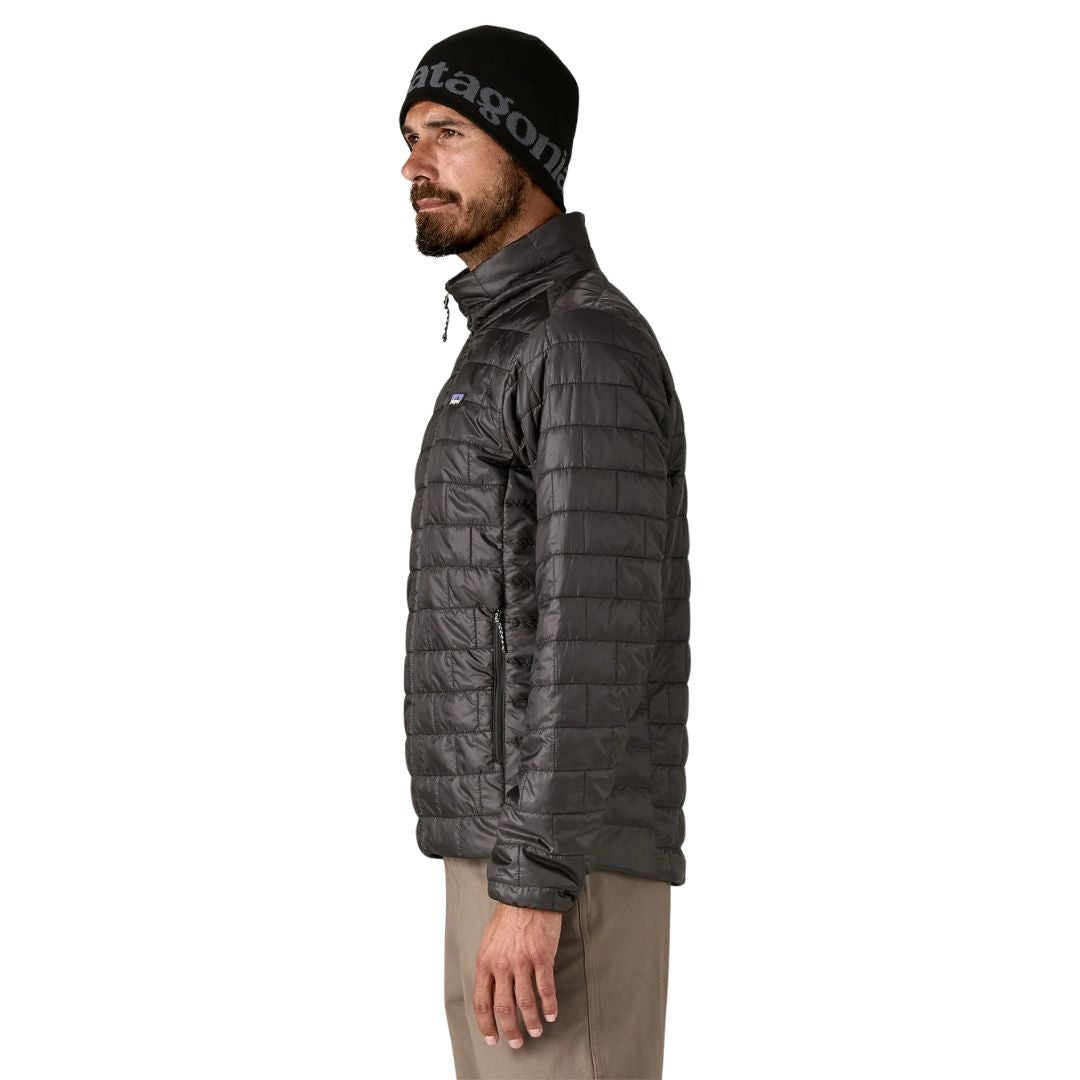 Vista de perfil de un hombre vistiendo la Patagonia Nano Puff® Jacket color negro.