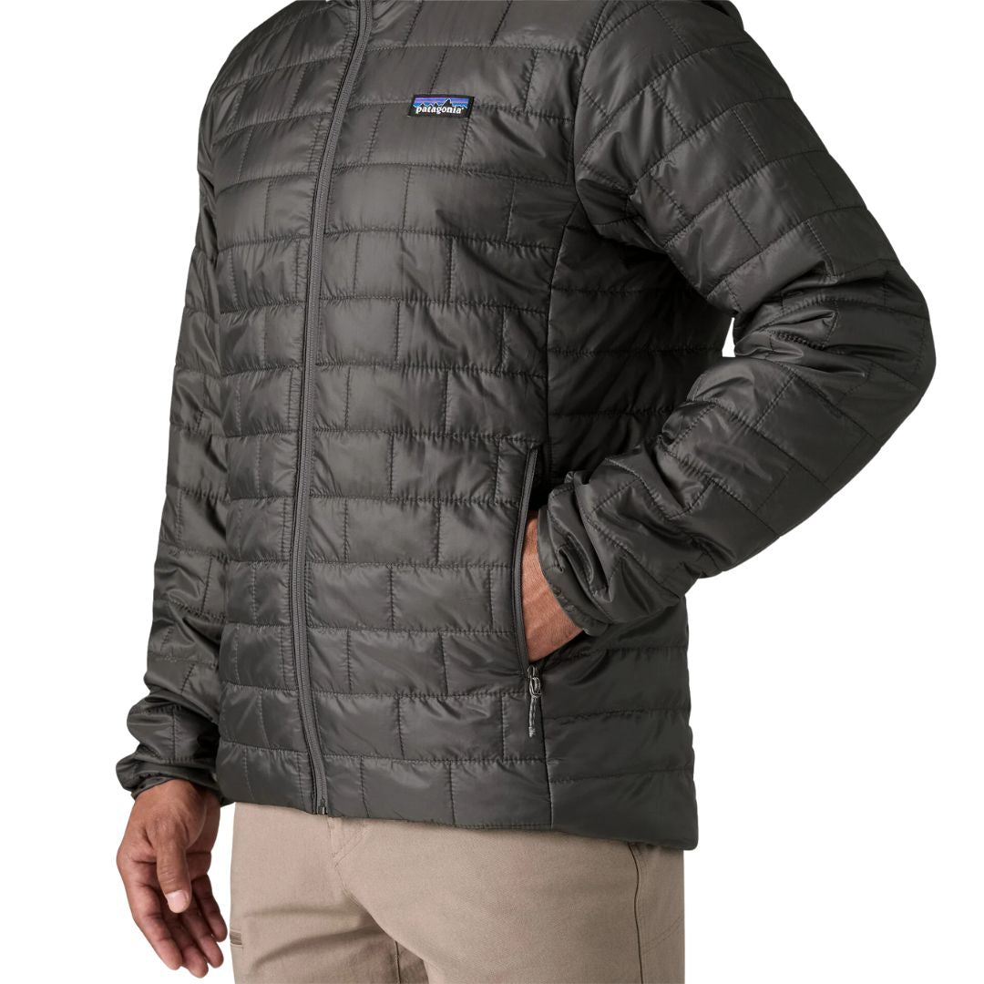 Vista lateral de la Patagonia Nano Puff® Jacket negra con patrón de acolchado en cuadrícula.