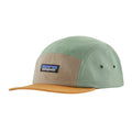 Vista lateral de la gorra Patagonia P-6 Label Maclure Hat en color El Cap Green, con logo frontal y combinación de tonos pastel.