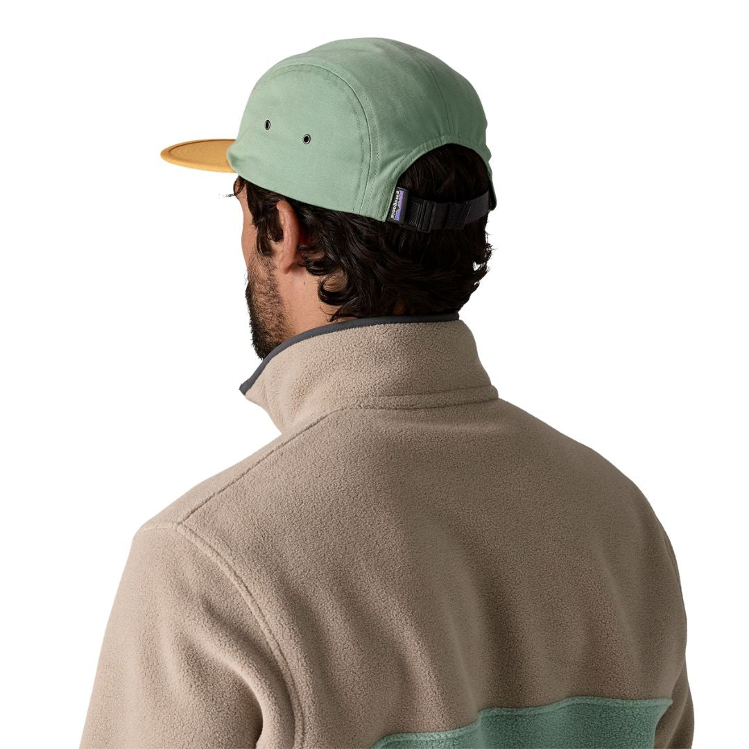 Vista lateral trasera de la gorra Patagonia P-6 Label Maclure Hat en color Ellwood Green, mostrada en modelo con forro polar.