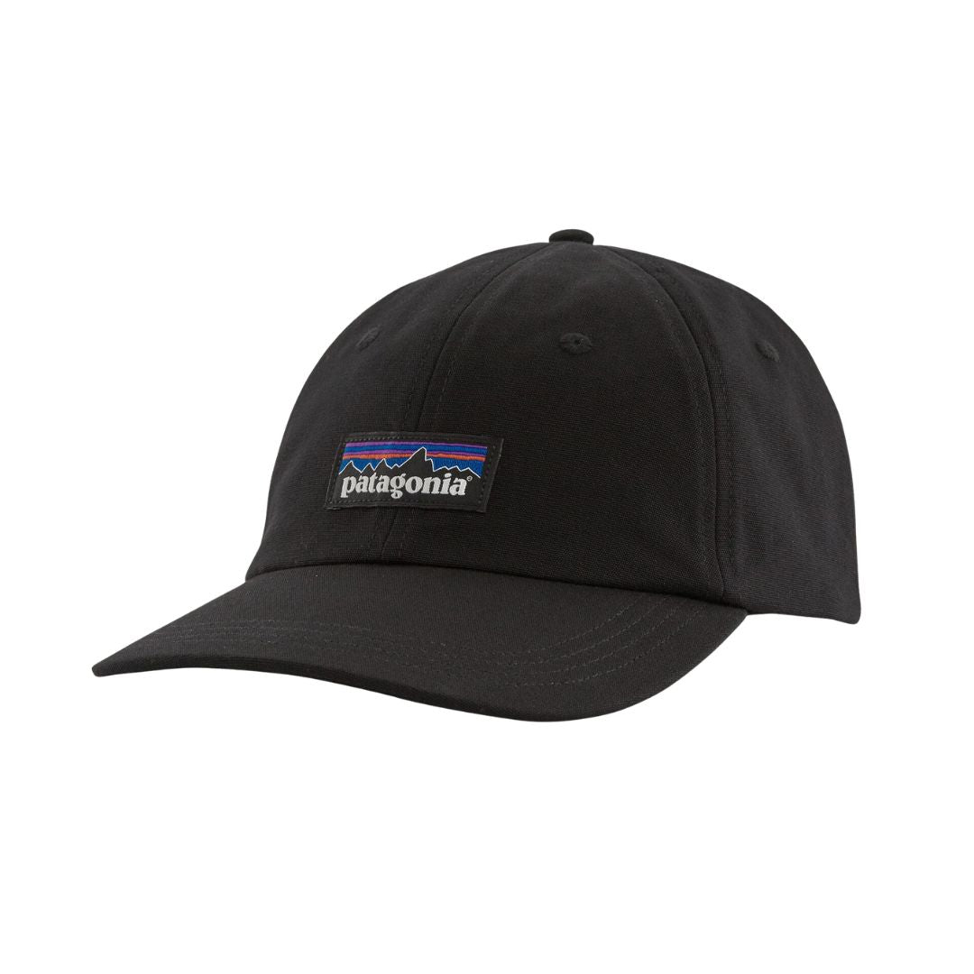 Patagonia P-6 Label Trad Cap negra gorra de béisbol con logo P-6 frontal, visera reciclada NetPlus y diseño minimalista vista producto.