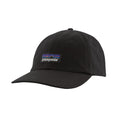 Patagonia P-6 Label Trad Cap negra gorra de béisbol con logo P-6 frontal, visera reciclada NetPlus y diseño minimalista vista producto.