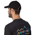 Patagonia P-6 Label Trad Cap negra gorra clásica con cierre ajustable de cinta trasera, diseño de seis paneles y tejido de algodón orgánico vista trasera con modelo.