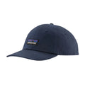 Patagonia P-6 Label Trad Cap azul marino gorra de béisbol con logo P-6 frontal, visera reciclada NetPlus y diseño minimalista vista producto.