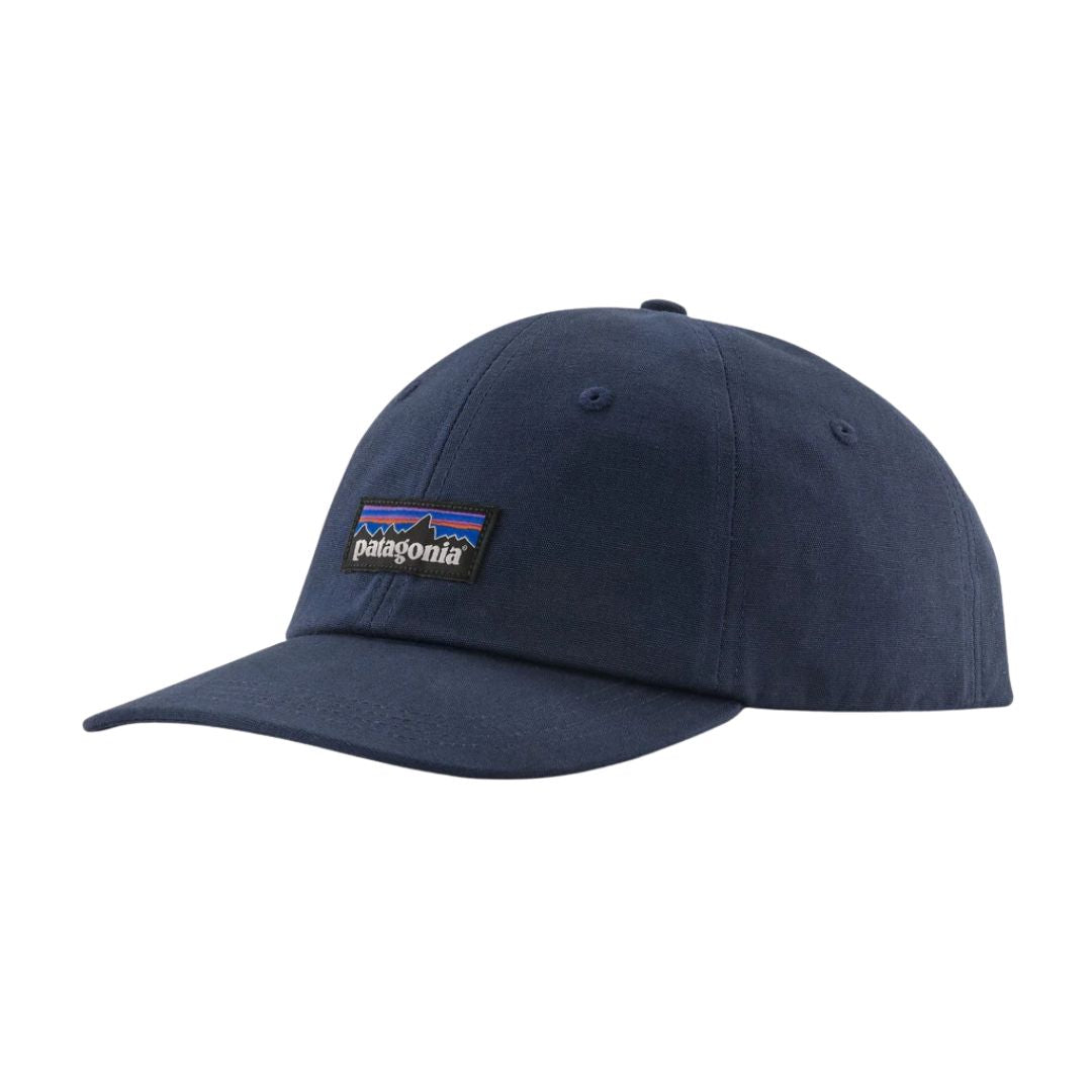 Patagonia P-6 Label Trad Cap azul marino gorra de béisbol con logo P-6 frontal, visera reciclada NetPlus y diseño minimalista vista producto.