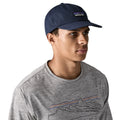 Patagonia P-6 Label Trad Cap azul marino gorra estilo béisbol de algodón orgánico con logo frontal, corona baja sin estructura y visera curva NetPlus reciclada vista frontal con modelo.