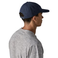 Patagonia P-6 Label Trad Cap azul marino gorra clásica con cierre ajustable de cinta trasera, diseño de seis paneles y tejido de algodón orgánico vista trasera con modelo.
