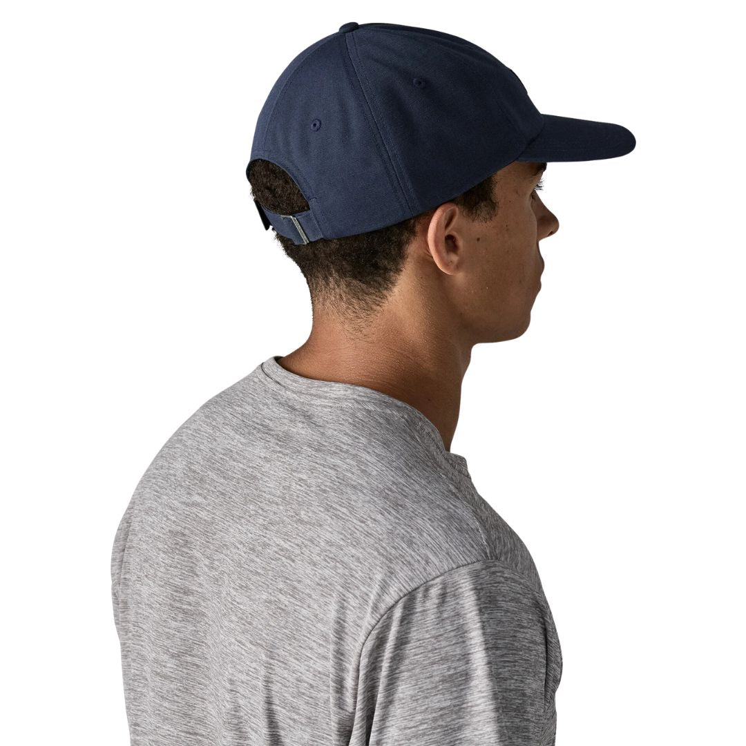 Patagonia P-6 Label Trad Cap azul marino gorra clásica con cierre ajustable de cinta trasera, diseño de seis paneles y tejido de algodón orgánico vista trasera con modelo.