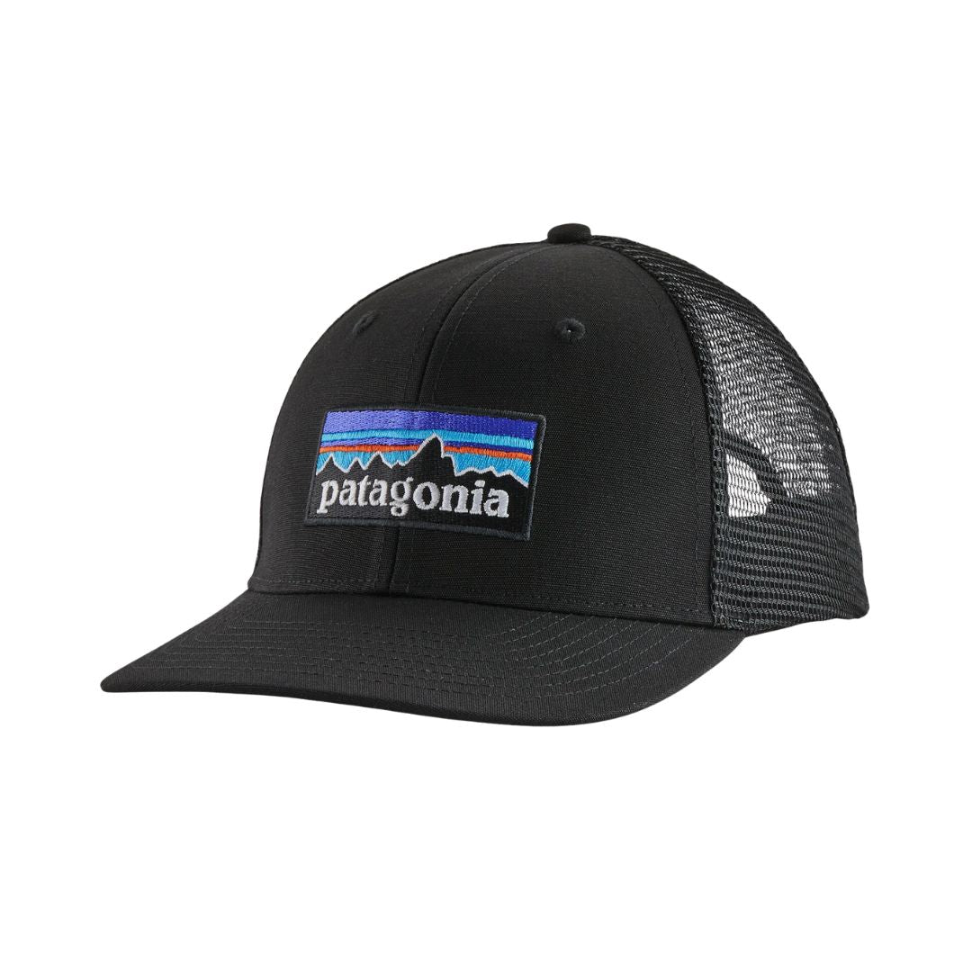 Patagonia P-6 Logo Trucker Hat negra detalle parte trasera con malla transpirable, cierre ajustable y etiqueta Patagonia.