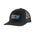 Patagonia P-6 Logo Trucker Hat negra detalle parte trasera con malla transpirable, cierre ajustable y etiqueta Patagonia.