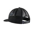 Patagonia P-6 Logo Trucker Hat negra detalle parte trasera con malla transpirable, cierre ajustable y etiqueta Patagonia.