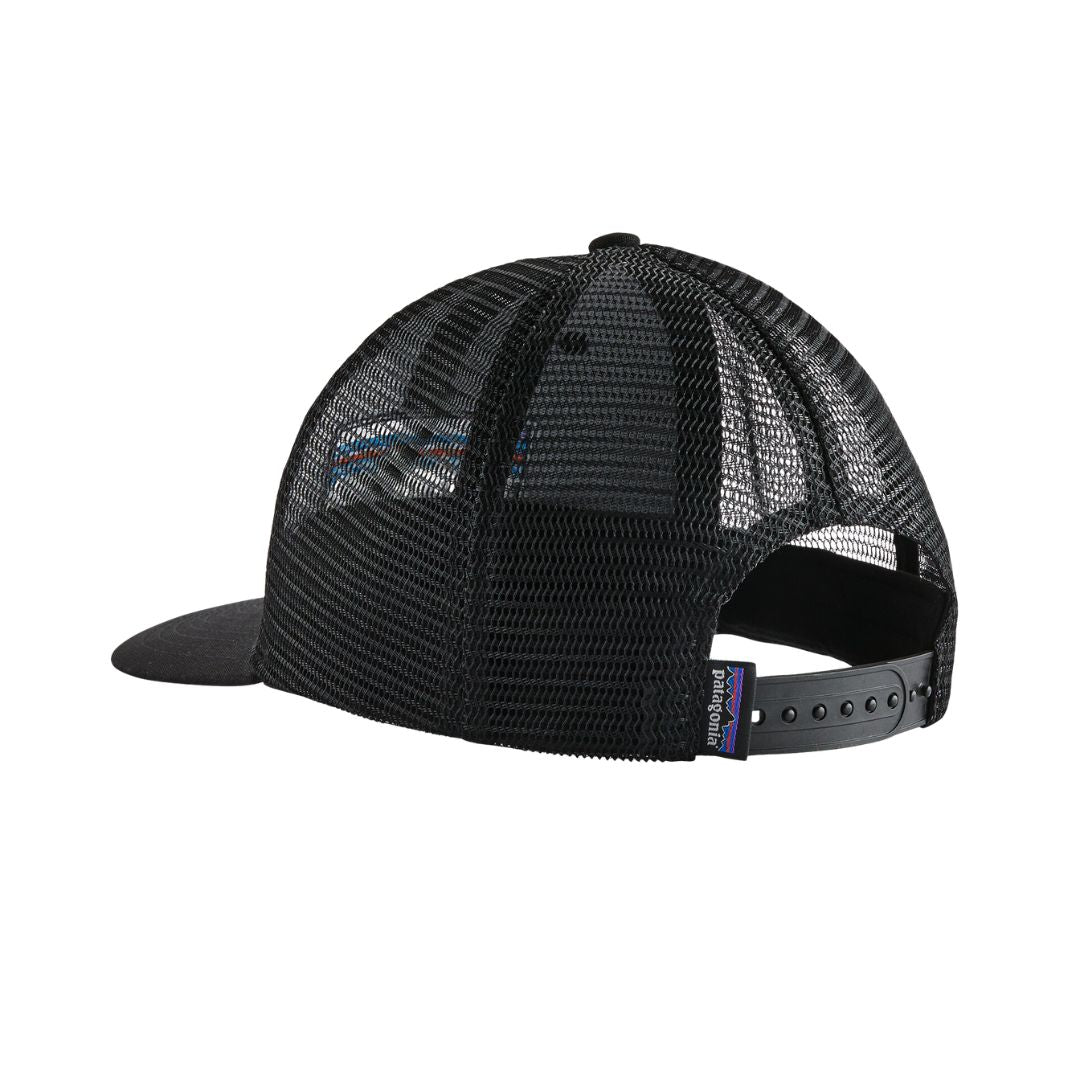 Patagonia P-6 Logo Trucker Hat negra detalle parte trasera con malla transpirable, cierre ajustable y etiqueta Patagonia.