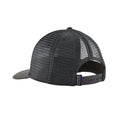 Gorra trucker Patagonia P-6 Logo en color gris (Forge Grey), vista trasera en plano cenital con la rejilla de malla y la correa ajustable con etiqueta Patagonia.