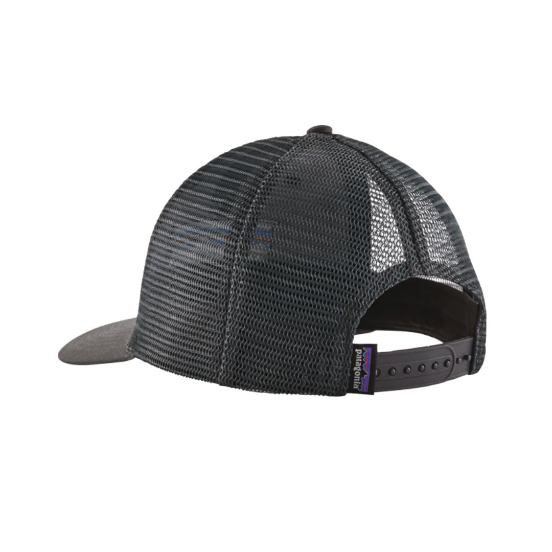 Gorra trucker Patagonia P-6 Logo en color gris (Forge Grey), vista trasera en plano cenital con la rejilla de malla y la correa ajustable con etiqueta Patagonia.