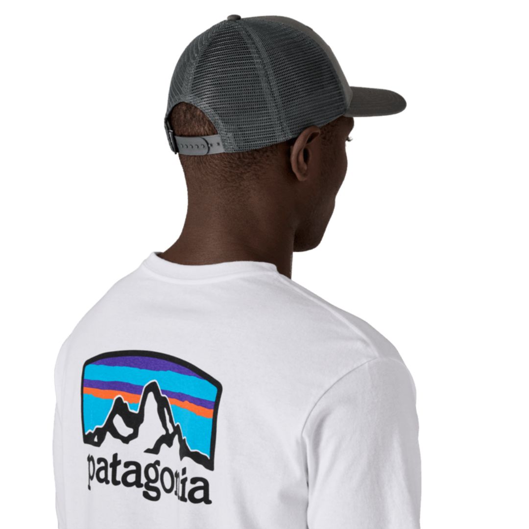 Gorra trucker Patagonia P-6 Logo en color gris (Forge Grey), modelo visto de espaldas con la correa ajustable de broches y la rejilla de malla trasera.