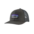 Gorra trucker Patagonia P-6 Logo en color gris (Forge Grey), vista de perfil en plano cenital mostrando el parche P-6 bordado, la visera curva y las costuras de la copa.