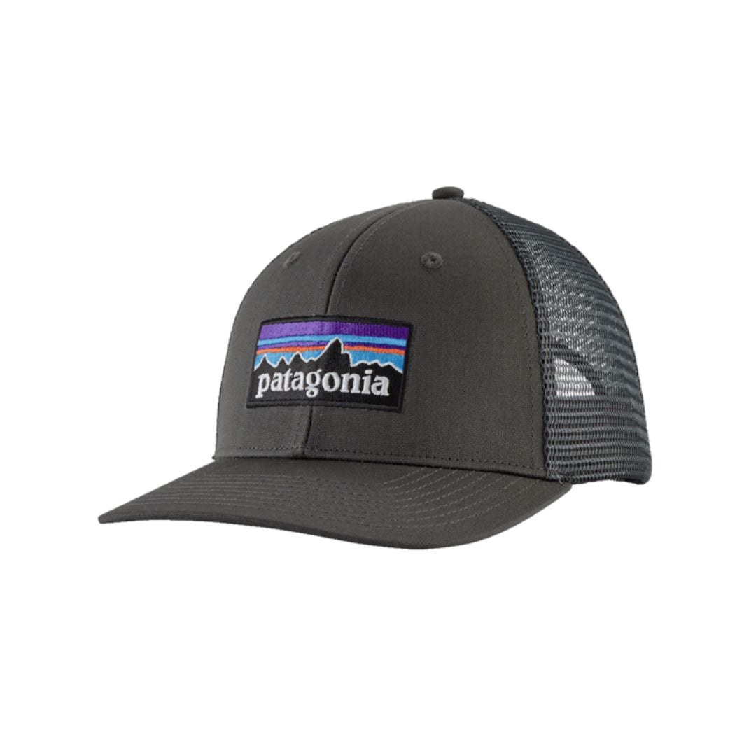 Gorra trucker Patagonia P-6 Logo en color gris (Forge Grey), vista de perfil en plano cenital mostrando el parche P-6 bordado, la visera curva y las costuras de la copa.