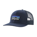 Patagonia P-6 Logo Trucker Hat New Navy gorra trucker azul marino con visera curva, panel frontal de algodón orgánico y logo Patagonia vista producto.