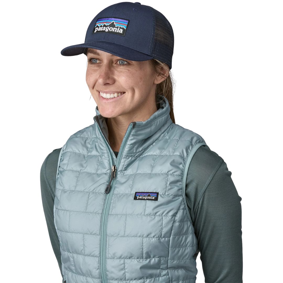 Patagonia P-6 Logo Trucker Hat New Navy gorra trucker azul marino con logo frontal y malla trasera transpirable vista frontal con modelo.