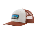 Gorra trucker Patagonia P-6 Logo en color blanco con visera roja teja (White/Rusty Red), vista de perfil con el parche P-6 bordado y la rejilla de malla a juego.