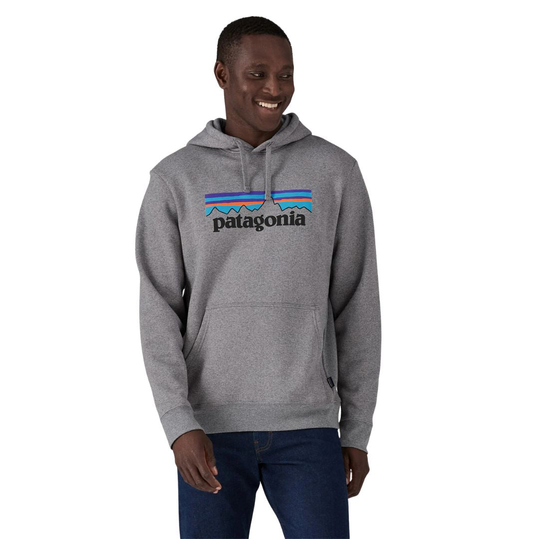 Sudadera Patagonia P‑6 Logo Uprisal Hoody color Gravel Heather, vista frontal con logo clásico P‑6 y bolsillo tipo canguro.