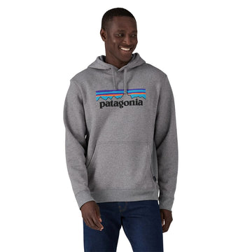 Sudadera Patagonia P‑6 Logo Uprisal Hoody color Gravel Heather, vista frontal con logo clásico P‑6 y bolsillo tipo canguro.