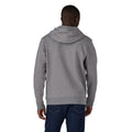 Vista trasera de sudadera Patagonia P‑6 Logo Uprisal Hoody para hombre en color Gravel Heather, con capucha y ajuste regular.