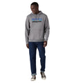 Hombre con sudadera Patagonia P‑6 Logo Uprisal Hoody en color Gravel Heather, estilo casual con capucha y gráfico frontal.