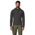 Patagonia R1 TechFace Hoody negro, chaqueta técnica con capucha para hombre. Vista frontal con cremallera subida, bolsillo de pecho con parche Patagonia y bolsillos laterales con cremallera.