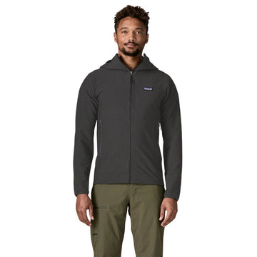 Patagonia R1 TechFace Hoody negro, chaqueta técnica con capucha para hombre. Vista frontal con cremallera subida, bolsillo de pecho con parche Patagonia y bolsillos laterales con cremallera.