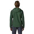 Patagonia R1 TechFace Hoody verde canopy, chaqueta técnica con capucha para hombre. Vista trasera de cuerpo entero con la capucha bajada, mostrando el ajuste y el acabado texturizado de la espalda.