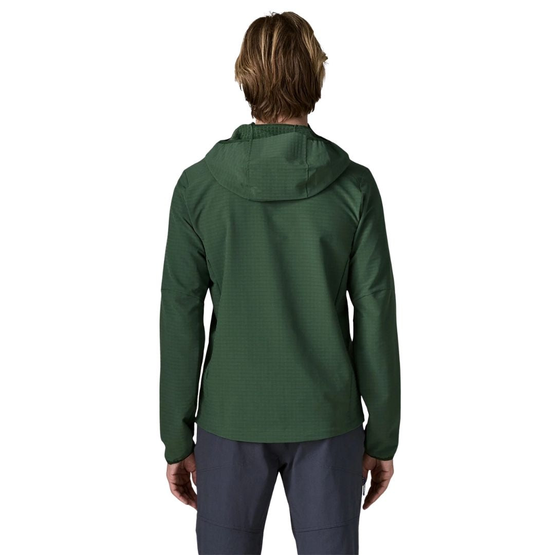 Patagonia R1 TechFace Hoody verde canopy, chaqueta técnica con capucha para hombre. Vista trasera de cuerpo entero con la capucha bajada, mostrando el ajuste y el acabado texturizado de la espalda.