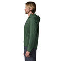 Patagonia R1 TechFace Hoody verde canopy, chaqueta técnica con capucha para hombre. Vista lateral de cuerpo entero con la capucha bajada, mostrando el corte entallado y la textura de rejilla.