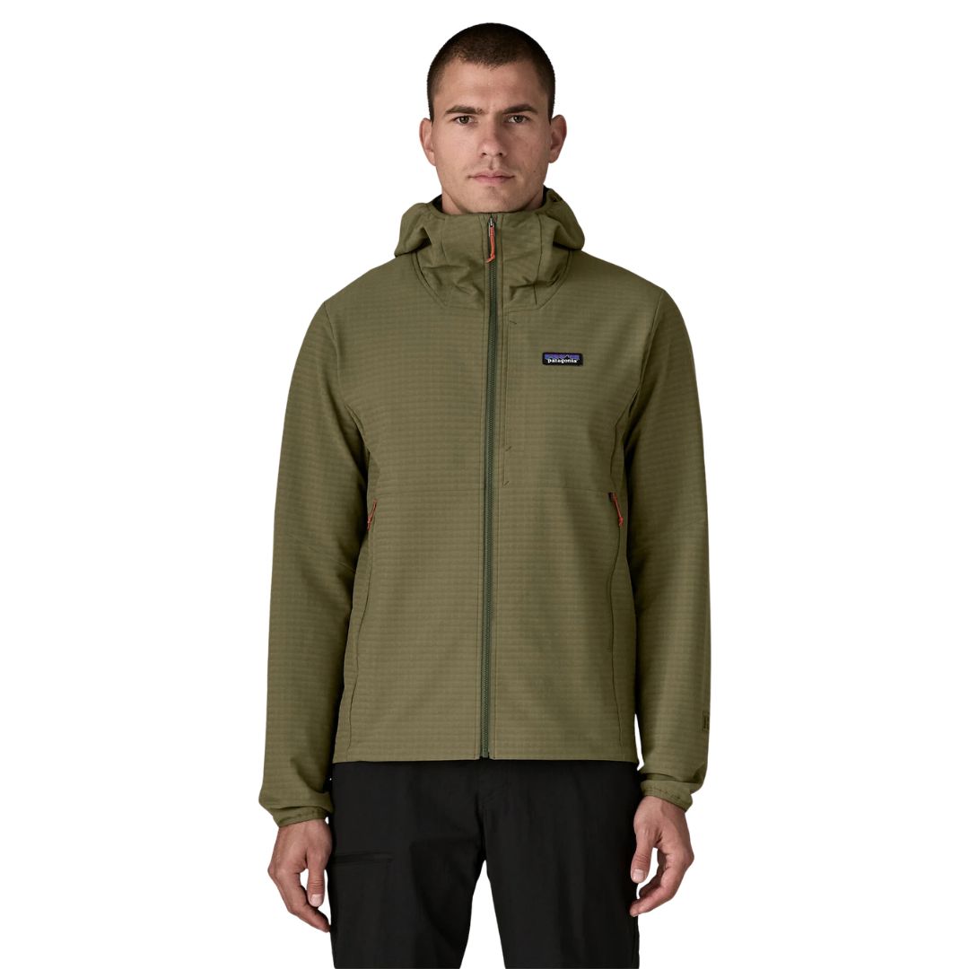 Patagonia R1® TechFace Hoody, vista frontal en modelo: cremallera completa, tejido doble en rejilla, bolsillos calientamanos, capucha con visera y parche logo P-6.