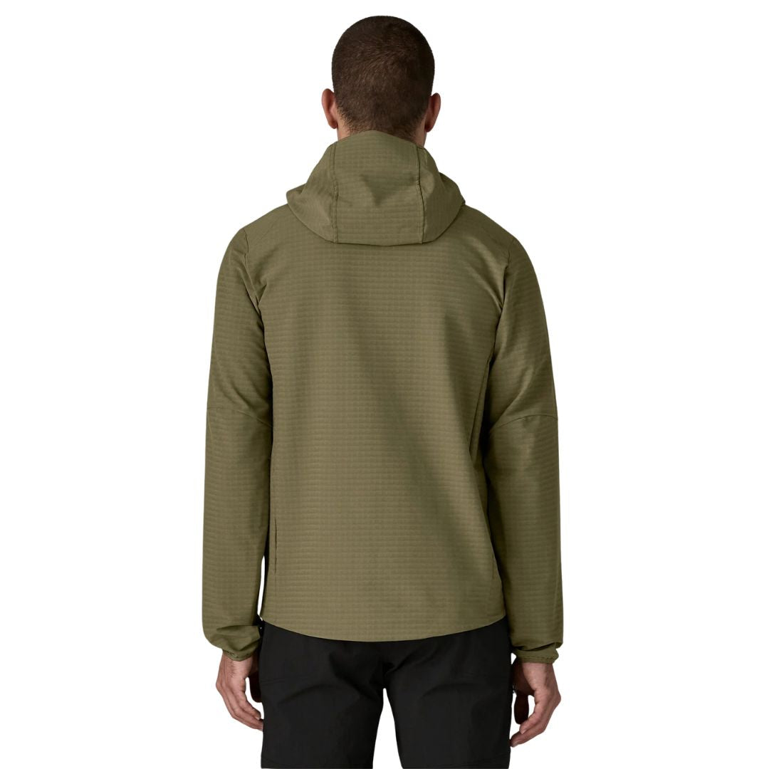 Patagonia R1® TechFace Hoody, vista trasera en modelo: capucha con visera laminada, tejido doble en rejilla, patrón articulado y bajo ajustable.