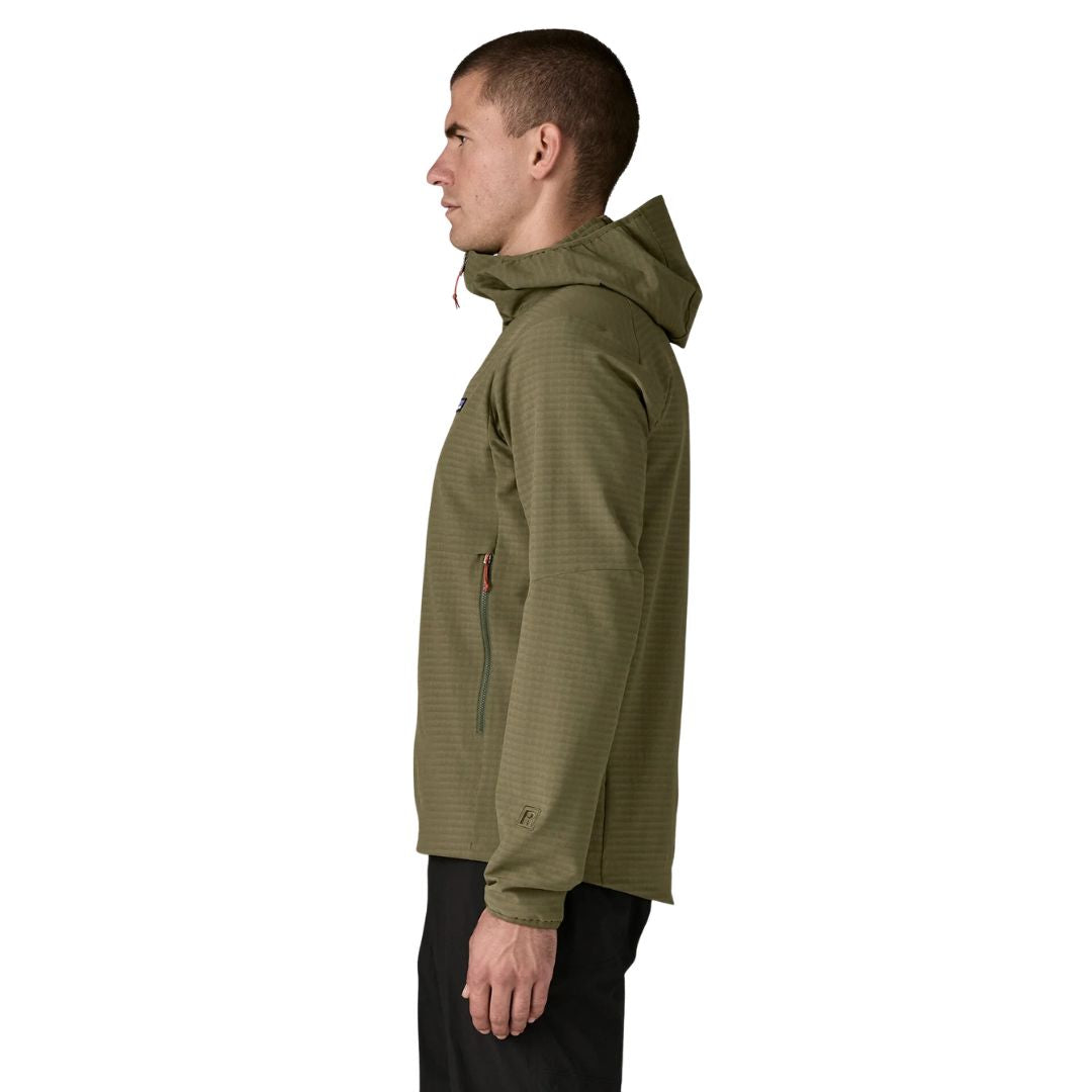 Patagonia R1® TechFace Hoody, vista lateral en modelo: bolsillo calientamanos con cremallera, puño slim de bajo perfil y logo R1 en manga, tejido doble en rejilla.