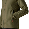 Detalle lateral Patagonia R1® TechFace Hoody: bolsillo calientamanos alto con cremallera y tirador naranja, puño elástico slim y logo R1 bordado en manga.