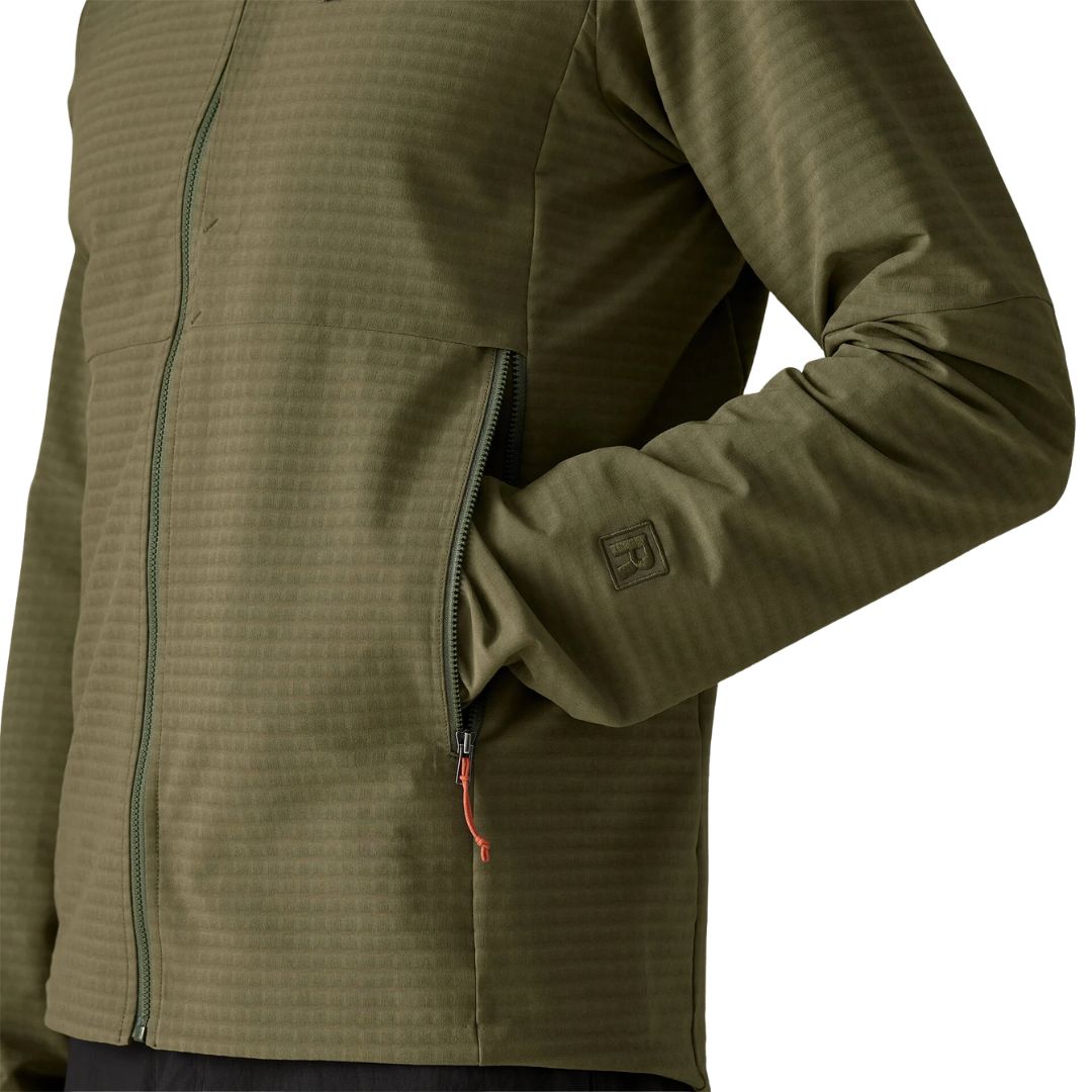 Detalle lateral Patagonia R1® TechFace Hoody: bolsillo calientamanos alto con cremallera y tirador naranja, puño elástico slim y logo R1 bordado en manga.