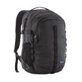 Patagonia Refugio Daypack 26L en color negro, vista de producto en tres cuartos sin modelo, mostrando compartimentos frontales con cremalleras dobles, bolsillo lateral de malla elástica, correas de compresión laterales, asa superior y etiqueta Patagonia.