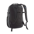 Patagonia Refugio Daypack 26L en color negro, vista trasera de producto sin modelo, mostrando el panel trasero transpirable de airmesh reciclado con relieve de montañas, correas acolchadas ajustables, correa esternal con hebilla y punto de ajuste lumbar.