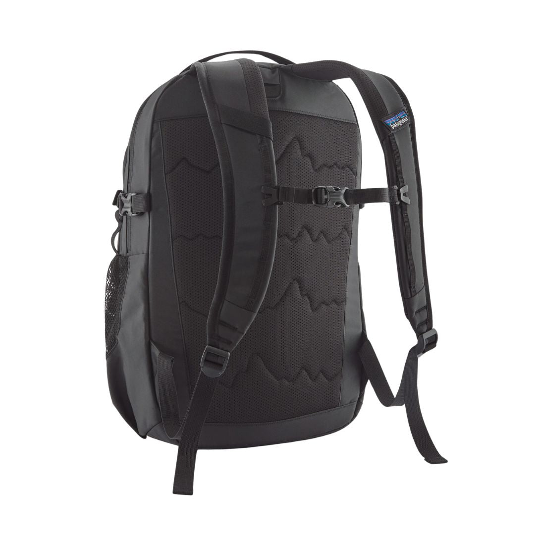Patagonia Refugio Daypack 26L en color negro, vista trasera de producto sin modelo, mostrando el panel trasero transpirable de airmesh reciclado con relieve de montañas, correas acolchadas ajustables, correa esternal con hebilla y punto de ajuste lumbar.