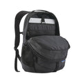 Patagonia Refugio Daypack 26L en color negro, interior abierto mostrando la funda acolchada extraíble para portátil de 15