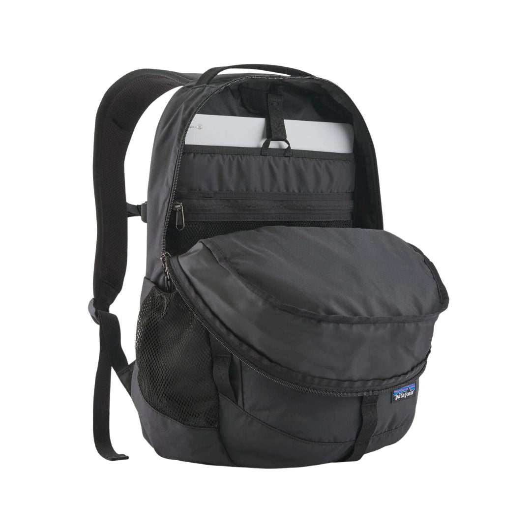 Patagonia Refugio Daypack 26L en color negro, interior abierto mostrando la funda acolchada extraíble para portátil de 15", el compartimento principal con organización interna y el bolsillo frontal con cremallera, con etiqueta Patagonia visible.