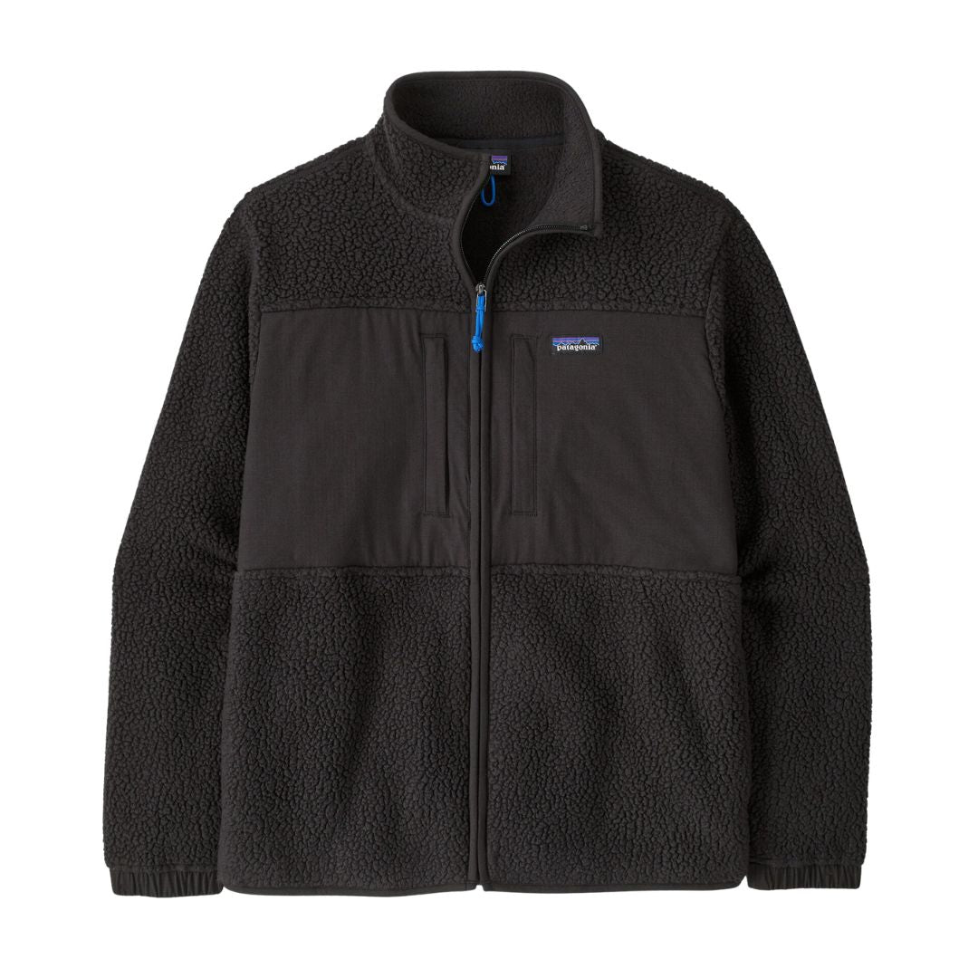 Patagonia Retro Pile Fleece Patch Jacket en color negro Black sobre fondo blanco: borreguillo de doble cara, bolsillos de pecho con cremallera vertical, parche Patagonia y tirador azul eléctrico.