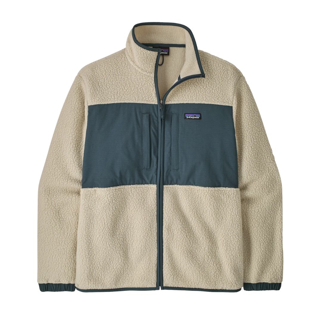 Chaqueta polar Patagonia Retro Pile Fleece Patch Jacket en color beige Pelican sobre fondo blanco: panel de ripstop azul pizarra con dos bolsillos de pecho, parche Patagonia y cuello alto ribeteado.