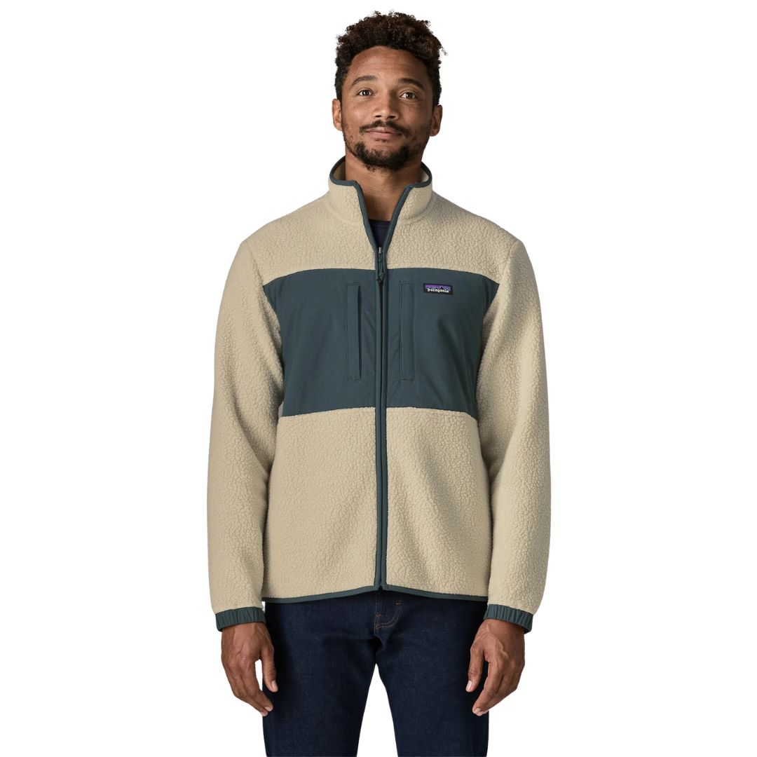 Patagonia Retro Pile Fleece Patch Jacket en color beige Pelican, vista frontal sobre modelo: cremallera completa, cuello alto, panel de ripstop azul pizarra con dos bolsillos y puños elásticos.