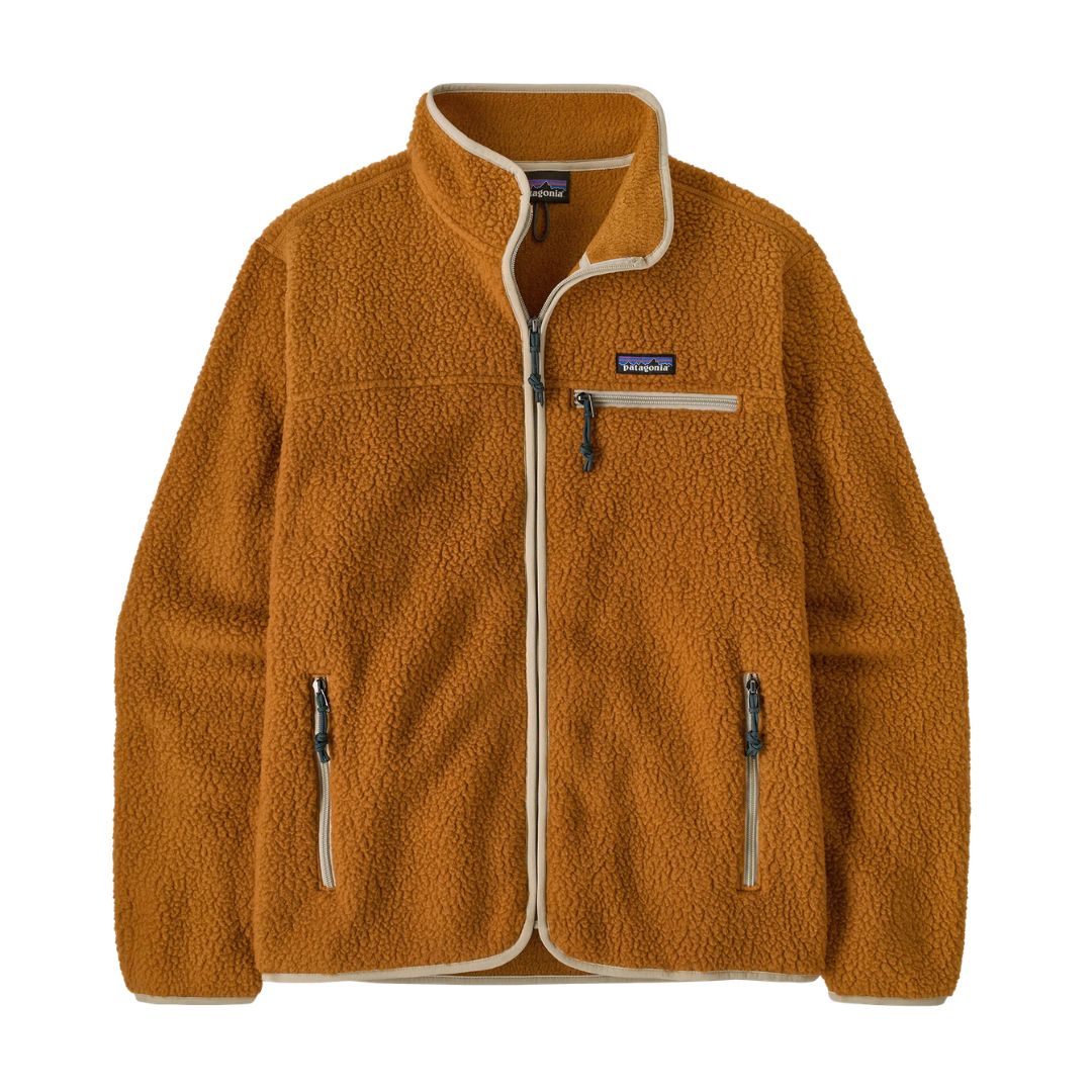 Chaqueta polar Patagonia Retro Pile Fleece Jacket en color Cinnamon Brown sobre fondo blanco: parche Patagonia, bolsillo de pecho, dos bolsillos calientamanos con cremallera y ribete crema.