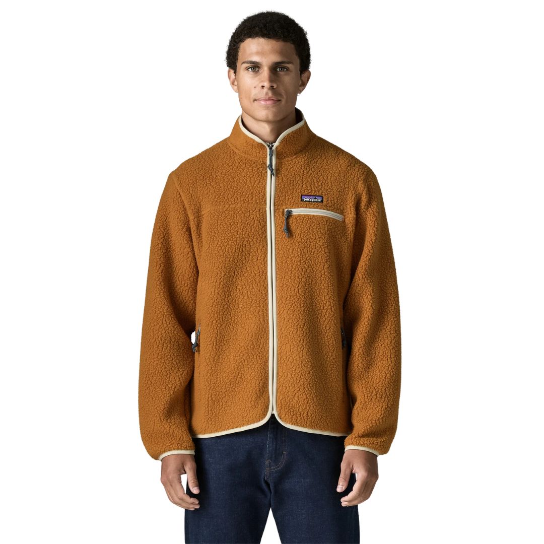 Detalle de la Patagonia Retro Pile Fleece Jacket en color Cinnamon Brown: parche Patagonia, bolsillo de pecho con tirador de cinta, textura de borreguillo y bolsillo calientamanos con cremallera.