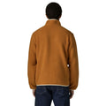 Perfil de la chaqueta polar Patagonia Retro Pile Fleece Jacket en color Cinnamon Brown: cuello alto ribeteado en crema, bolsillo de pecho con cremallera y mano en el bolsillo calientamanos.