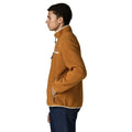 Espalda de la chaqueta polar Patagonia Retro Pile Fleece Jacket en color Cinnamon Brown: borreguillo de doble cara continuo, cuello alto con ribete crema y bajo elástico sobre vaqueros.